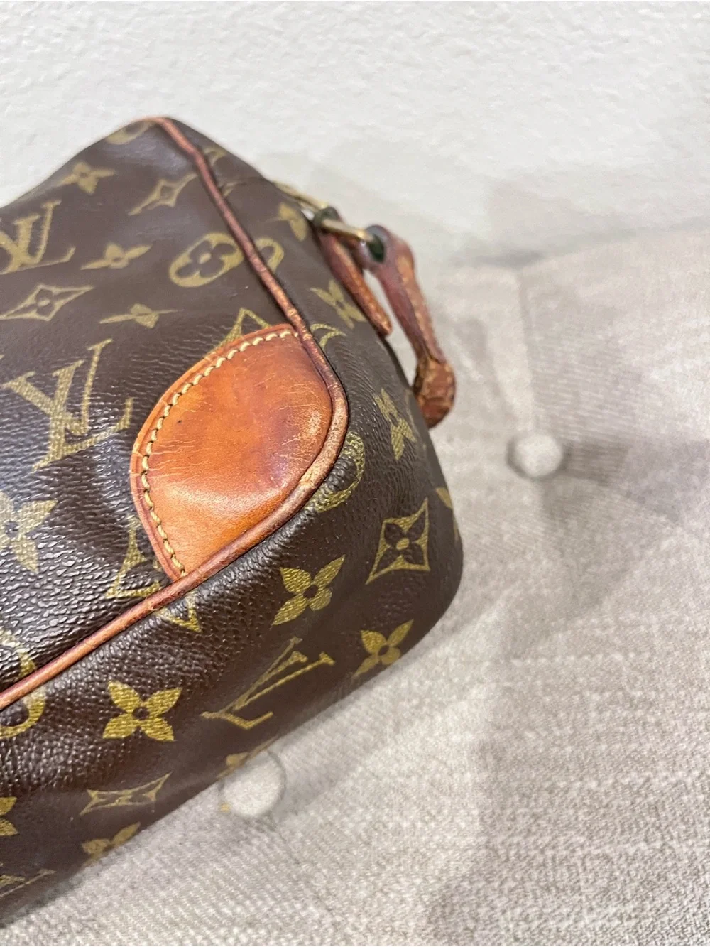 LOUIS VUITTON MONOGRAM UNISEX CROSSBODY BAG.